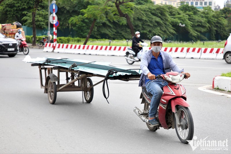 Nhan nhan xe may ca tang cho sat dai chuc met tren pho Ha Noi-Hinh-4