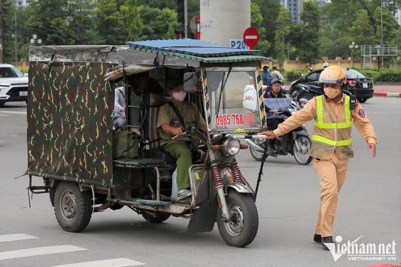 Nhan nhan xe may ca tang cho sat dai chuc met tren pho Ha Noi-Hinh-8