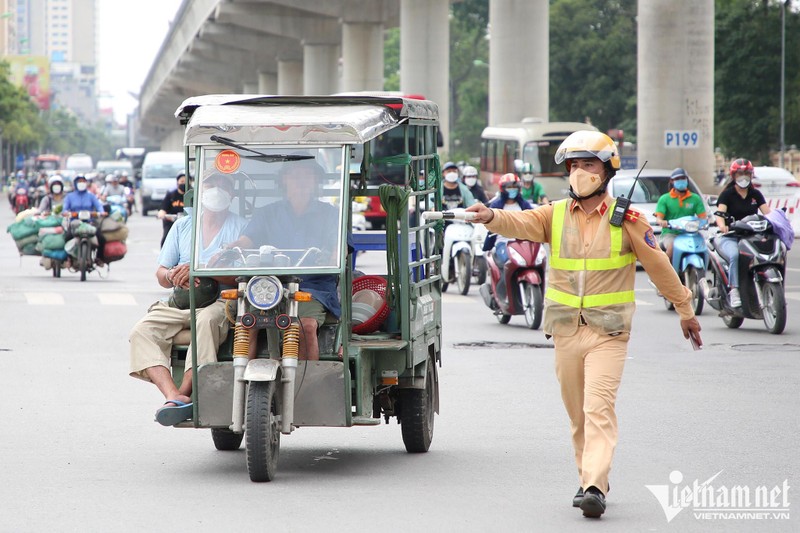 Nhan nhan xe may ca tang cho sat dai chuc met tren pho Ha Noi-Hinh-9