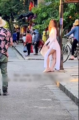 Nu du khach mac ao dai phan cam o Hoi An gay buc xuc-Hinh-2