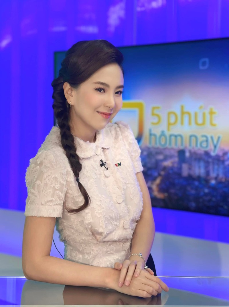 “MC dep nhat VTV” khoe co bung mui goi cam kho roi mat-Hinh-2