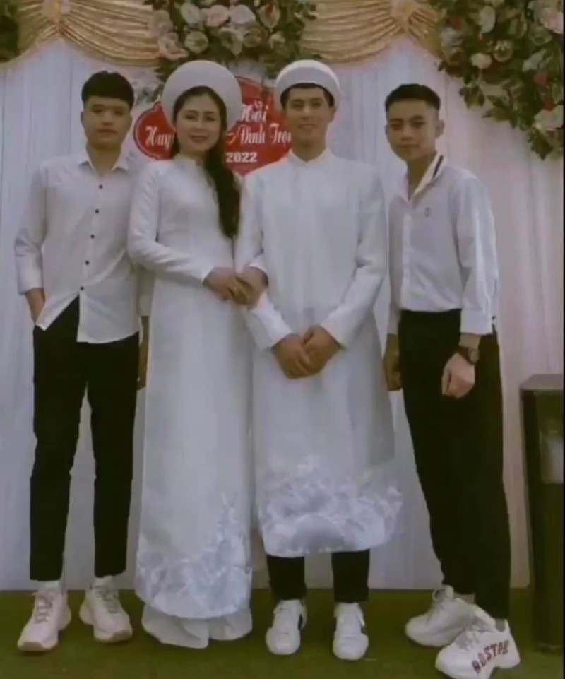 Lo hinh anh an hoi cua Dinh Trong cung ban gai lau nam-Hinh-2