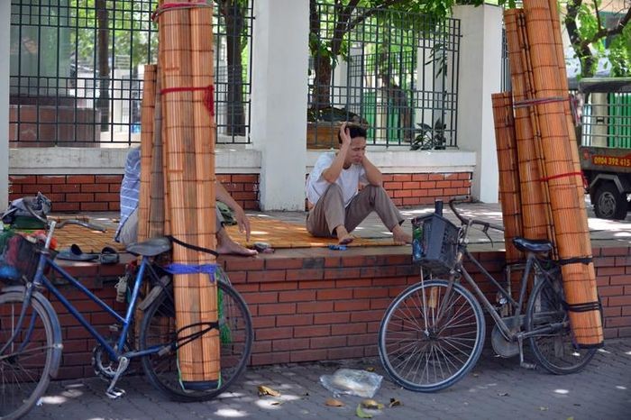 Ha Noi: Nhiet do ngoai troi 50 do C, nguoi lao dong van muot mai muu sinh-Hinh-10