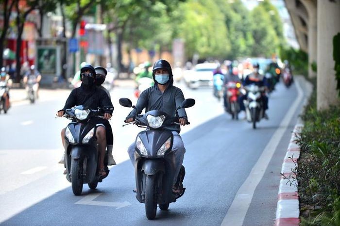 Ha Noi: Nhiet do ngoai troi 50 do C, nguoi lao dong van muot mai muu sinh-Hinh-2