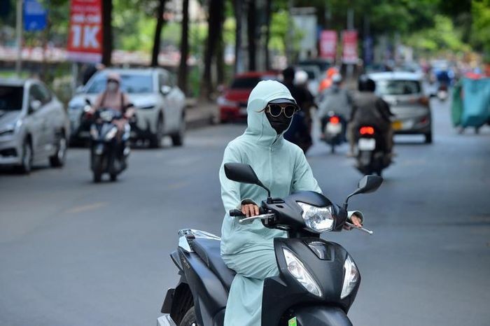 Ha Noi: Nhiet do ngoai troi 50 do C, nguoi lao dong van muot mai muu sinh-Hinh-4