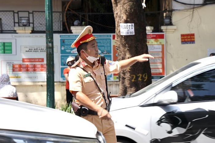 Ha Noi: Nhiet do ngoai troi 50 do C, nguoi lao dong van muot mai muu sinh-Hinh-5