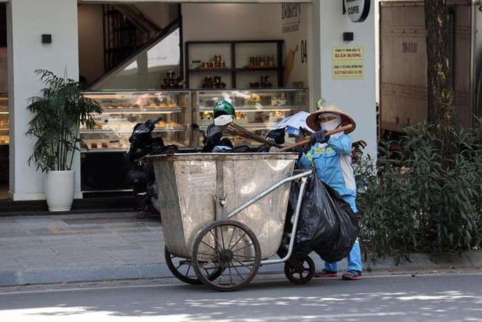 Ha Noi: Nhiet do ngoai troi 50 do C, nguoi lao dong van muot mai muu sinh-Hinh-6