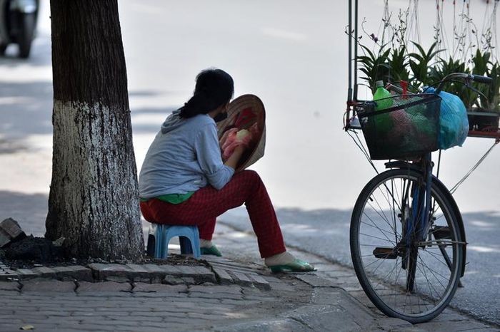 Ha Noi: Nhiet do ngoai troi 50 do C, nguoi lao dong van muot mai muu sinh-Hinh-8