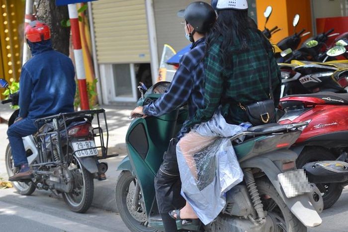 Ha Noi: Nhiet do ngoai troi 50 do C, nguoi lao dong van muot mai muu sinh-Hinh-9