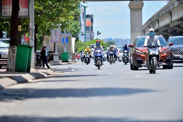 Ha Noi: Nhiet do ngoai troi 50 do C, nguoi lao dong van muot mai muu sinh