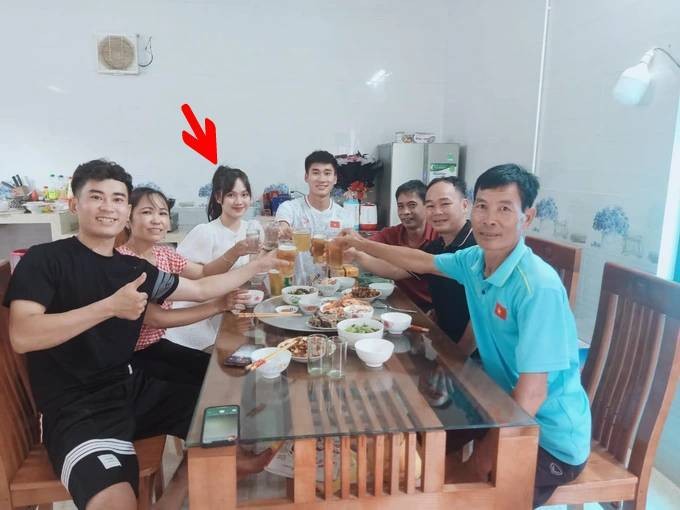 Ban gai tien dao U23 Viet Nam gay sot voi hoc van noi troi-Hinh-11