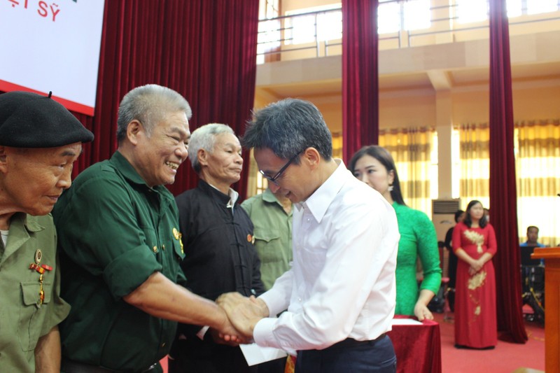 Tang qua cac Me VNAH, gia dinh thuong binh, liet sy tai Ha Giang-Hinh-2