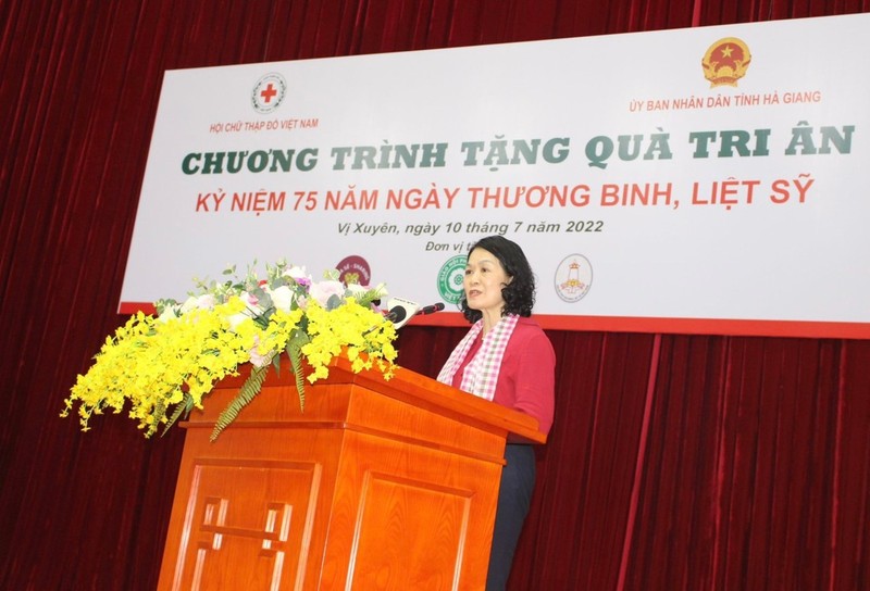 Tang qua cac Me VNAH, gia dinh thuong binh, liet sy tai Ha Giang-Hinh-3