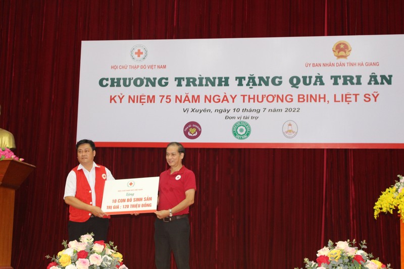 Tang qua cac Me VNAH, gia dinh thuong binh, liet sy tai Ha Giang-Hinh-5