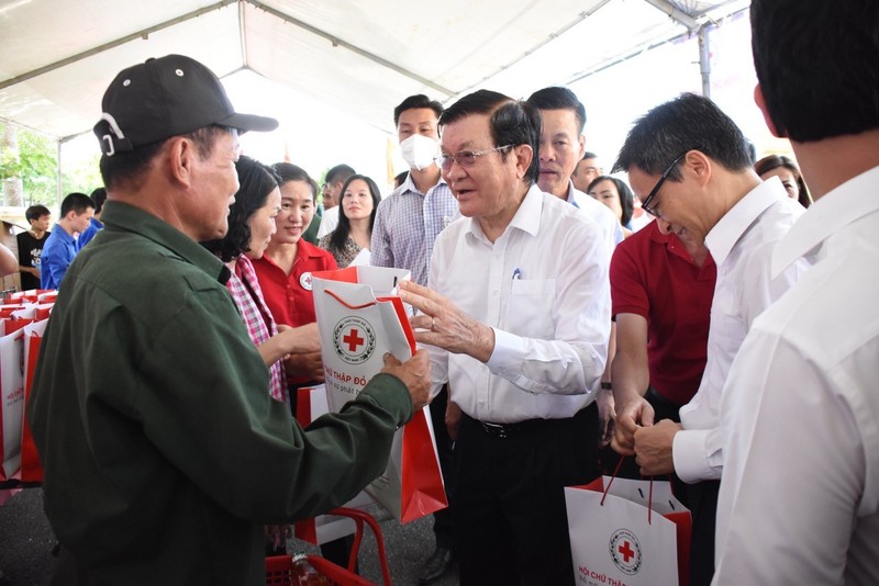 Tang qua cac Me VNAH, gia dinh thuong binh, liet sy tai Ha Giang-Hinh-6