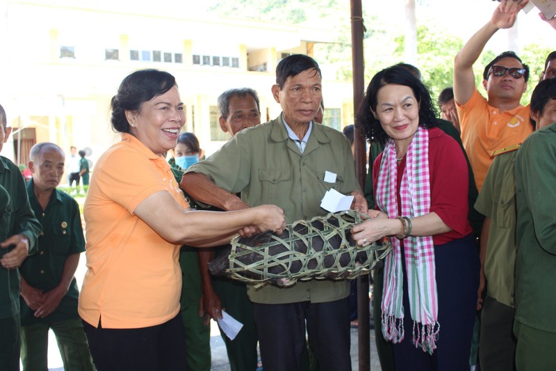 Tang qua cac Me VNAH, gia dinh thuong binh, liet sy tai Ha Giang-Hinh-7