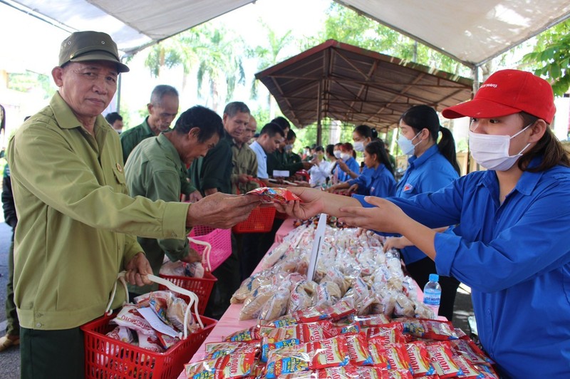 Tang qua cac Me VNAH, gia dinh thuong binh, liet sy tai Ha Giang-Hinh-9