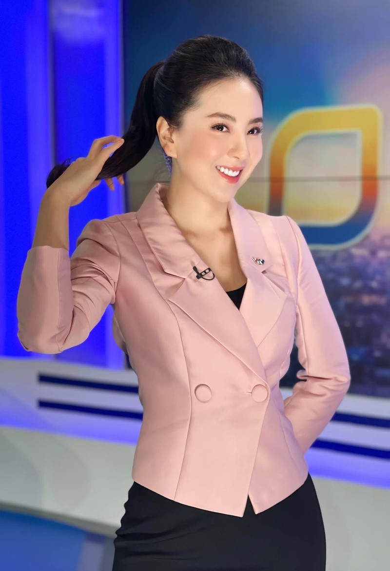 Khoe chan dai ca met, “MC dep nhat VTV” lam nhieu nguoi ghen ti-Hinh-2