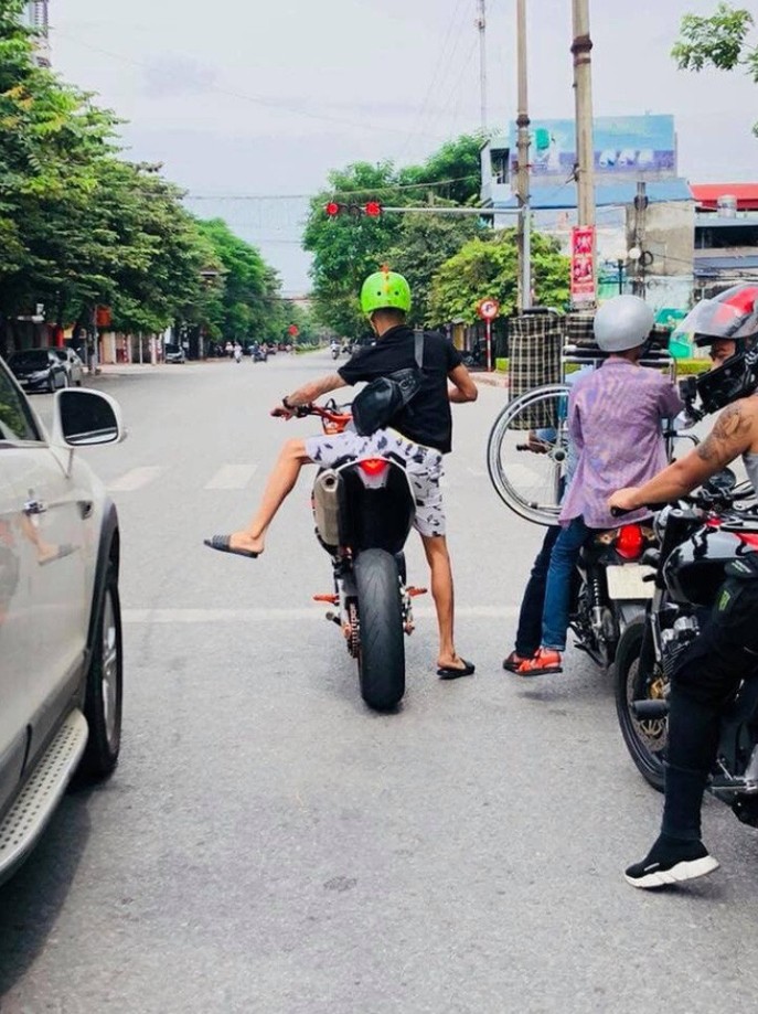 Man dung den do la lung khien nguoi qua duong cuoi nghieng nga-Hinh-4