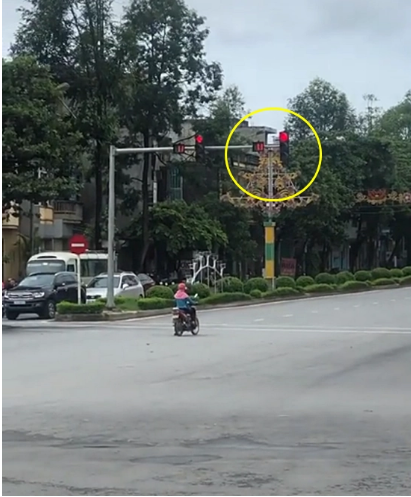 Man dung den do la lung khien nguoi qua duong cuoi nghieng nga-Hinh-5