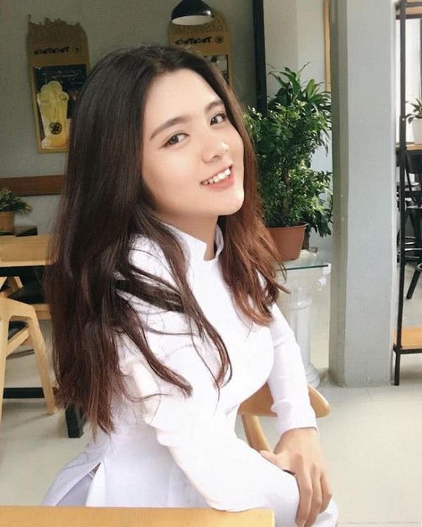 Diem mat nu sinh Viet lam netizen “met tim” khi dien ao dai trang-Hinh-10