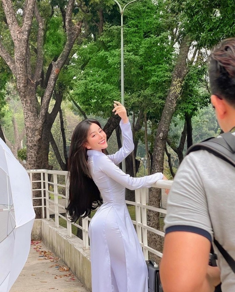 Diem mat nu sinh Viet lam netizen “met tim” khi dien ao dai trang-Hinh-3