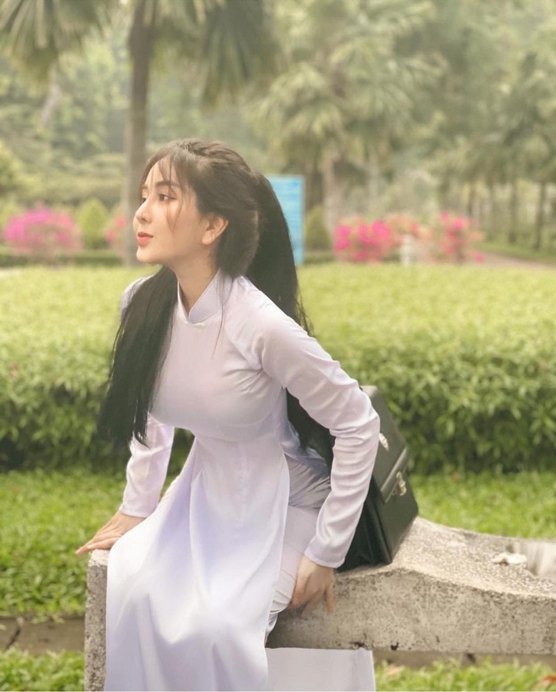 Diem mat nu sinh Viet lam netizen “met tim” khi dien ao dai trang-Hinh-4