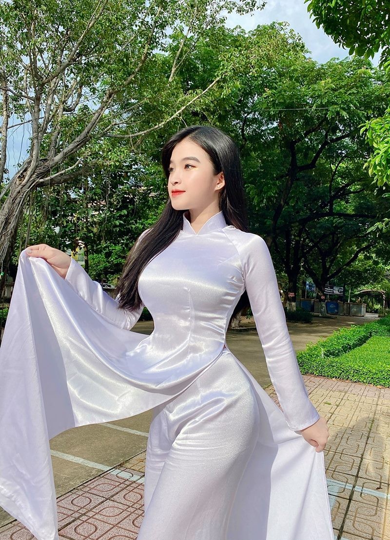 Diem mat nu sinh Viet lam netizen “met tim” khi dien ao dai trang-Hinh-5