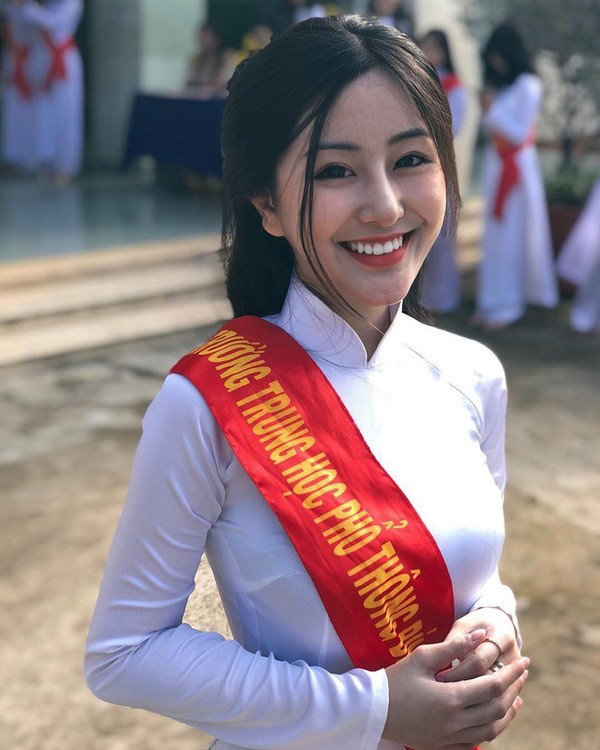 Diem mat nu sinh Viet lam netizen “met tim” khi dien ao dai trang