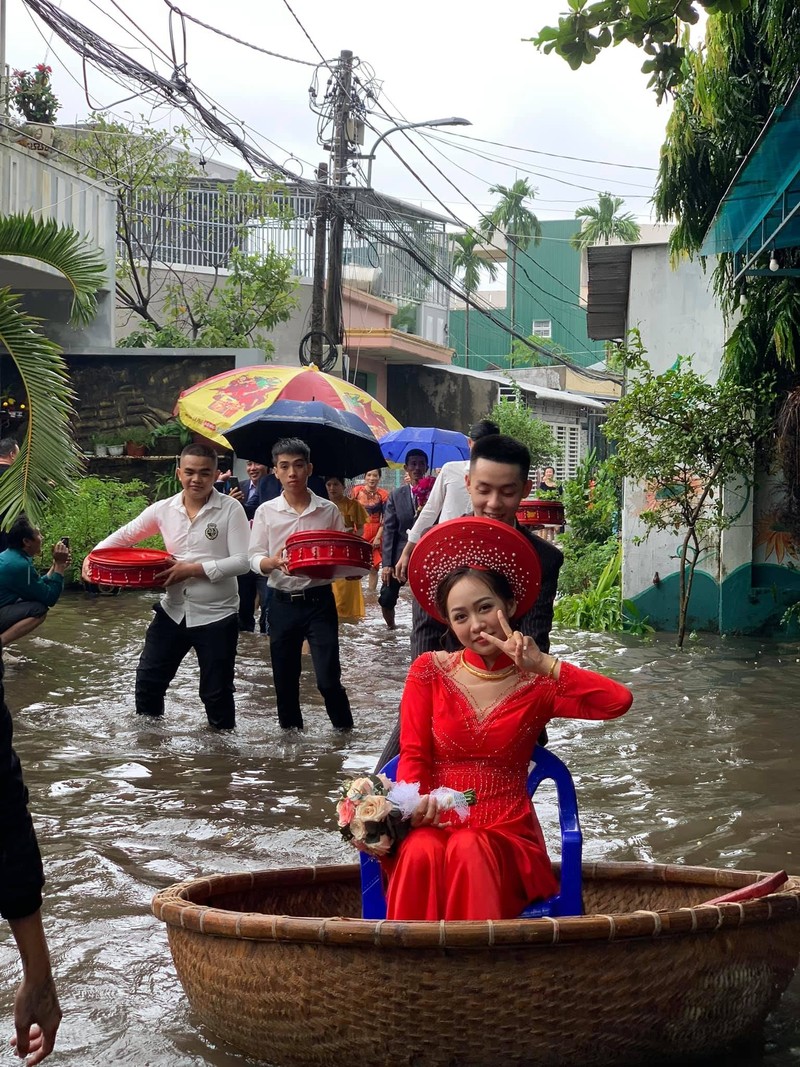 Dam cuoi mua lu, co dau chu re phai loi nuoc cuc hai huoc-Hinh-7