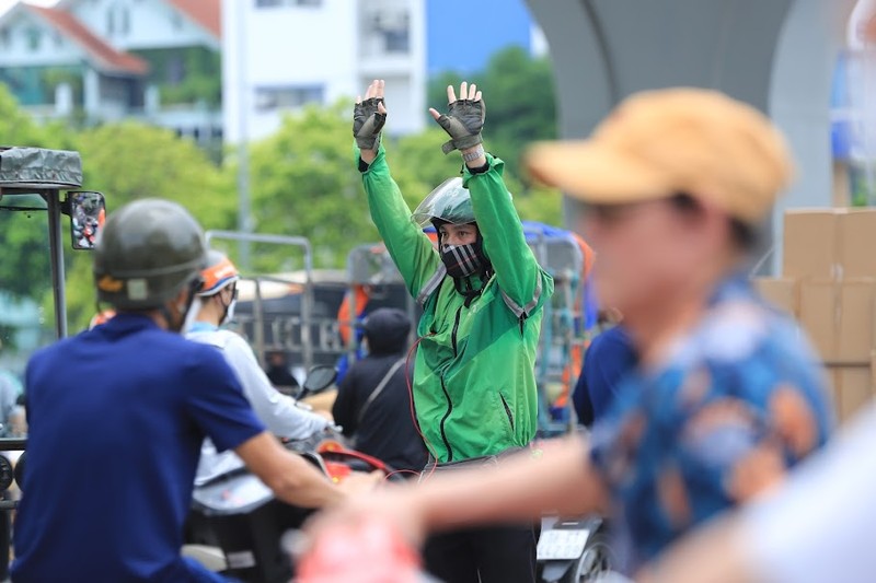 Ha Noi gio tan tam, tai xe cong nghe lam dieu 