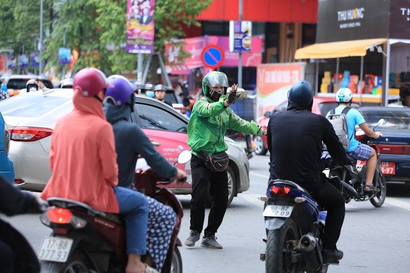 Ha Noi gio tan tam, tai xe cong nghe lam dieu 