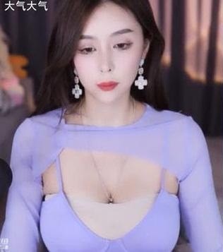 Truot tay khoi app chinh anh, nu streamer lo nhan sac hot hoang