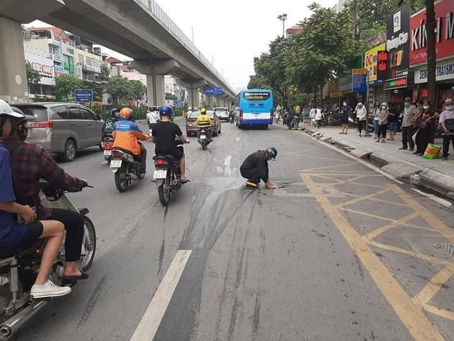 Am long clip nguoi di duong nhat giup anh shipper hang tram chiec banh-Hinh-8