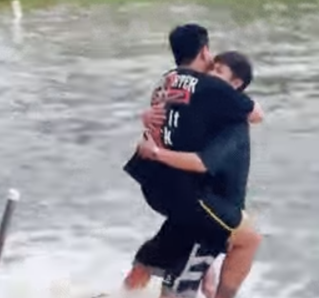 Choi dung nuoc flyboard, 2 thanh nien khien dan mang cuoi ngat