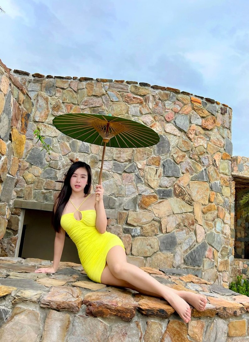 Hot girl Viet noi tieng Trung Quoc lo chuyen bi giat tui hieu