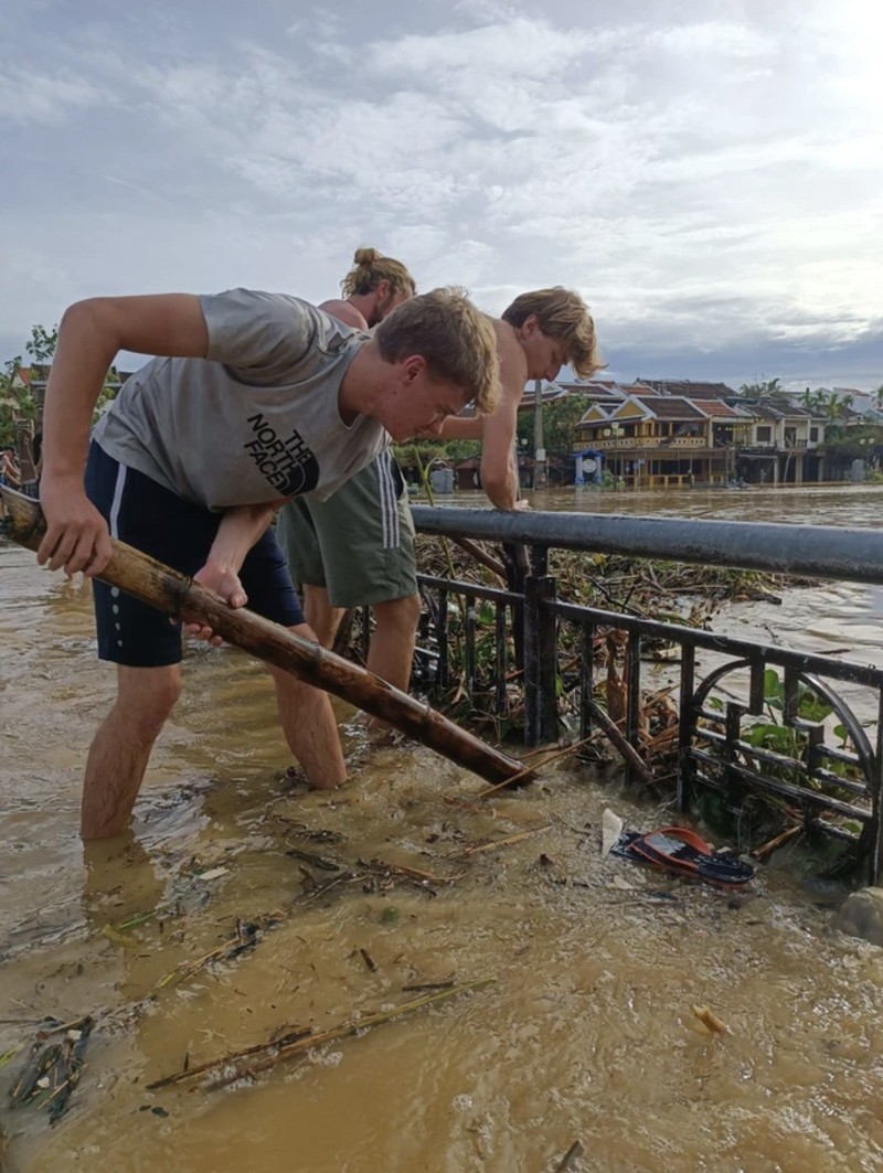 Du khach nuoc ngoai don rac sau bao Noru o Hoi An-Hinh-4