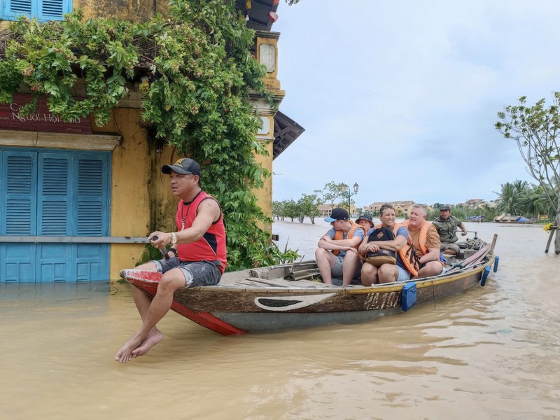 Du khach nuoc ngoai don rac sau bao Noru o Hoi An-Hinh-6