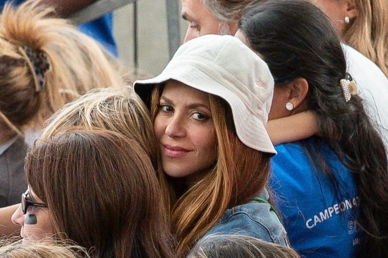Shakira va Gerard Pique lung tung khi cung ngoi xem bong chay