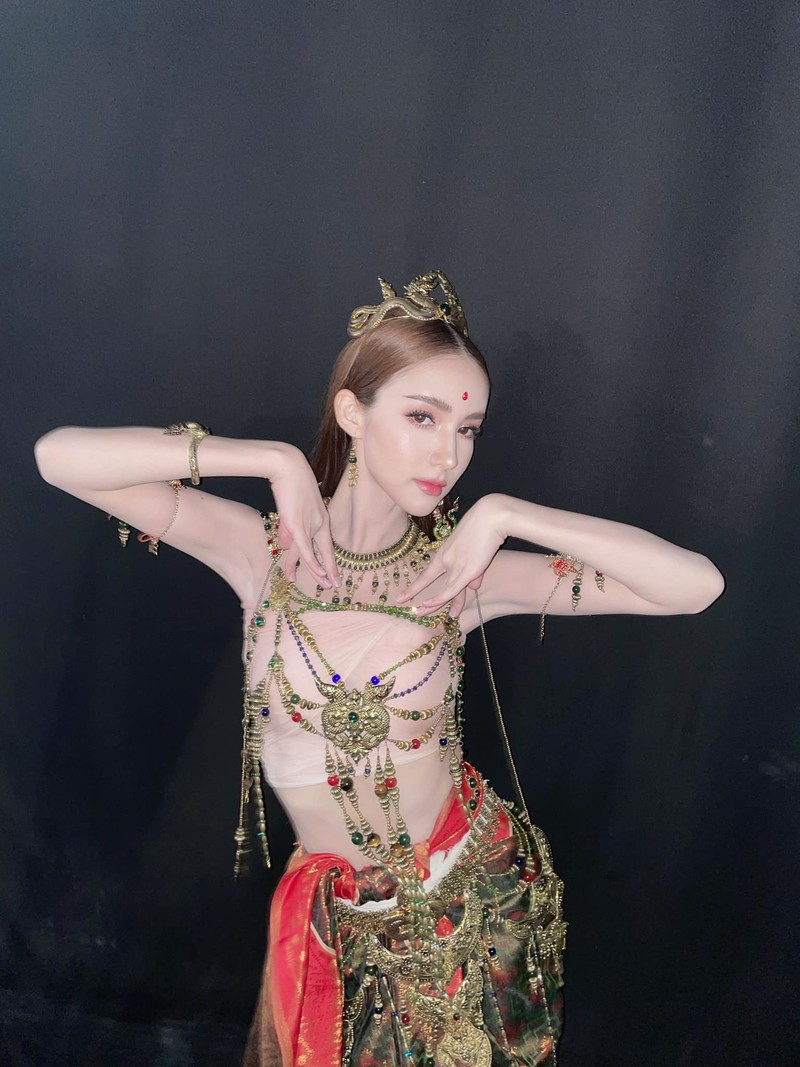 Hot girl chuyen gioi nguoi Thai khien netizen “dung ngoi khong yen“-Hinh-2
