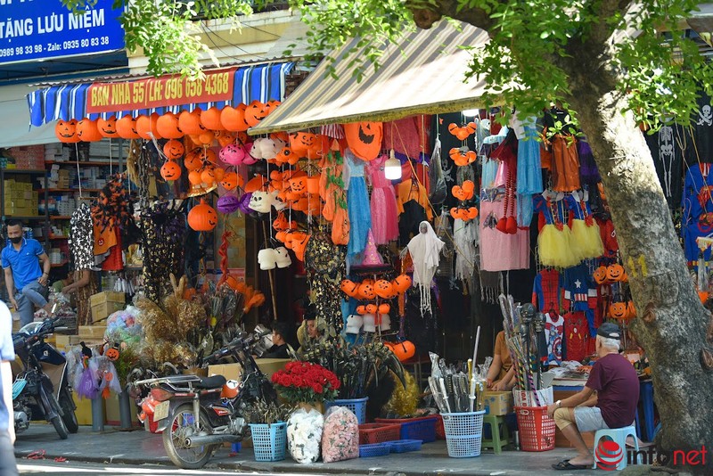 Ha Noi: Pho Hang Ma tran ngap do choi kinh di mua Halloween