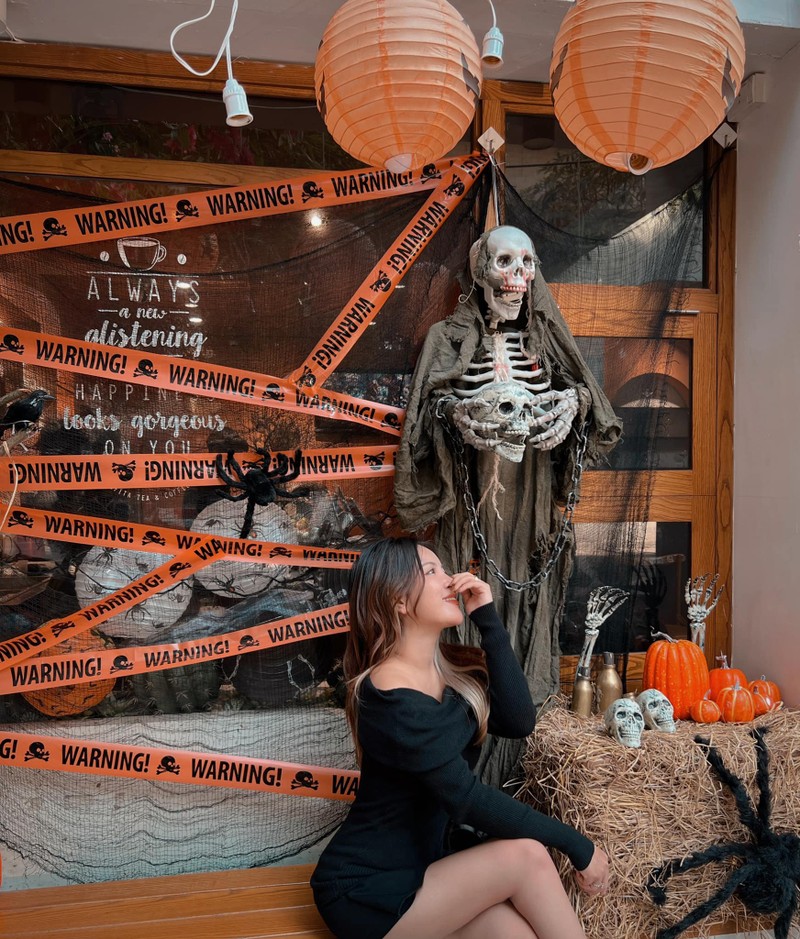 Quan cafe Ha Noi trang tri Halloween hut gioi tre check in-Hinh-3