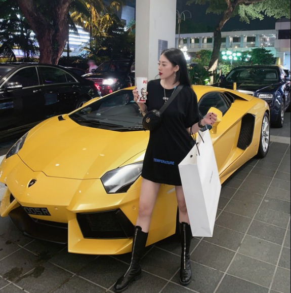 Hot girl goi cam ben sieu xe Ferrari ai cung “mat tap trung”-Hinh-3