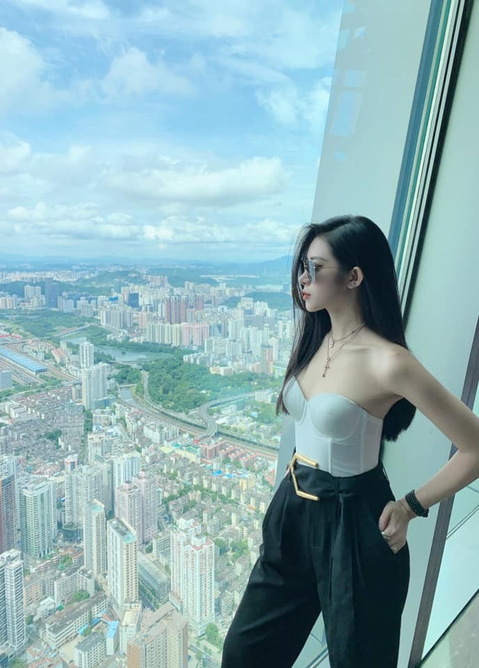 Hot girl goi cam ben sieu xe Ferrari ai cung “mat tap trung”-Hinh-7