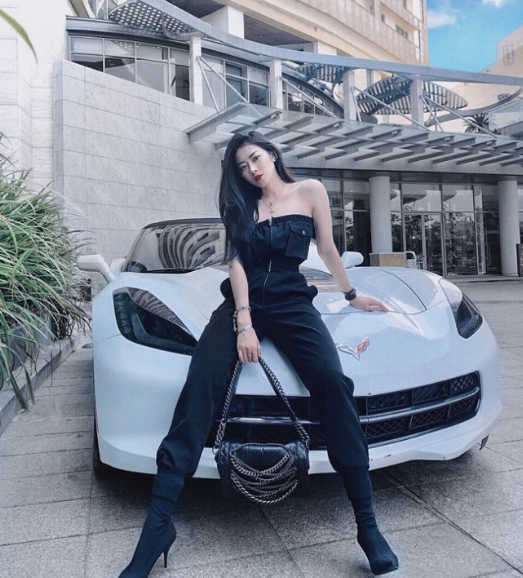 Hot girl goi cam ben sieu xe Ferrari ai cung “mat tap trung”