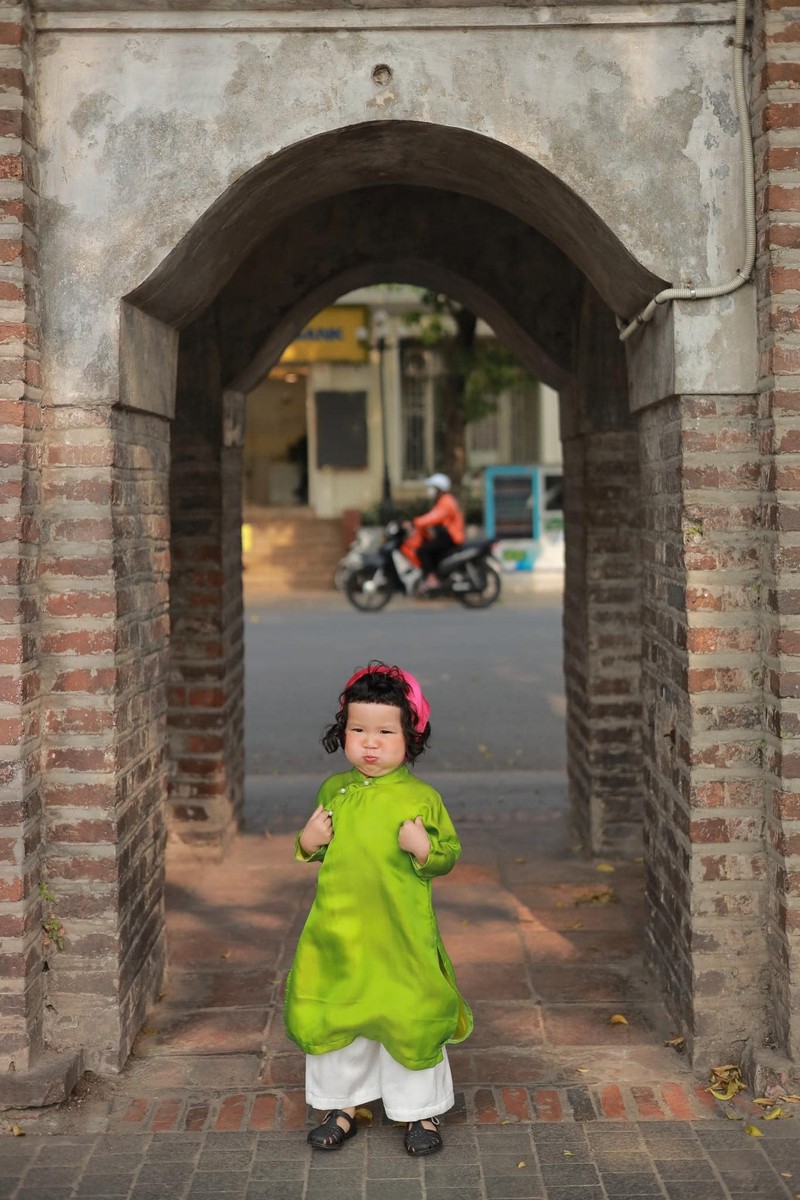 Co be 2,5 tuoi dien ao dai check in khap Ha Noi-Hinh-10