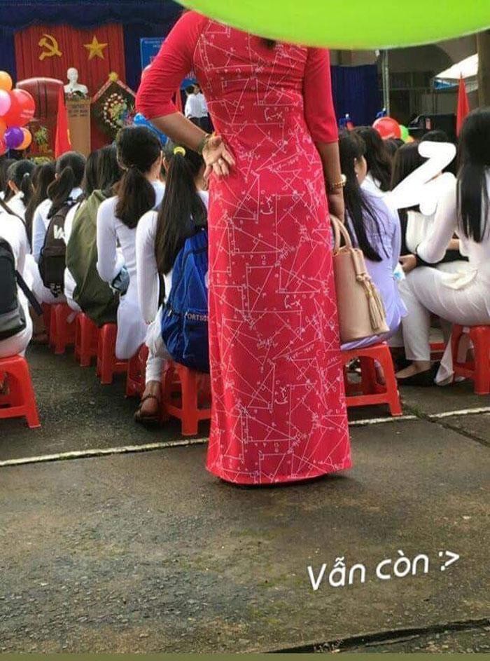 Mac ao dai doc la, dan co giao khien hoc tro “dung hinh“-Hinh-5