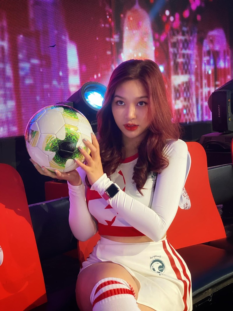 Hot girl Nong cung World Cup dai dien A Rap Xe Ut la ai?-Hinh-3