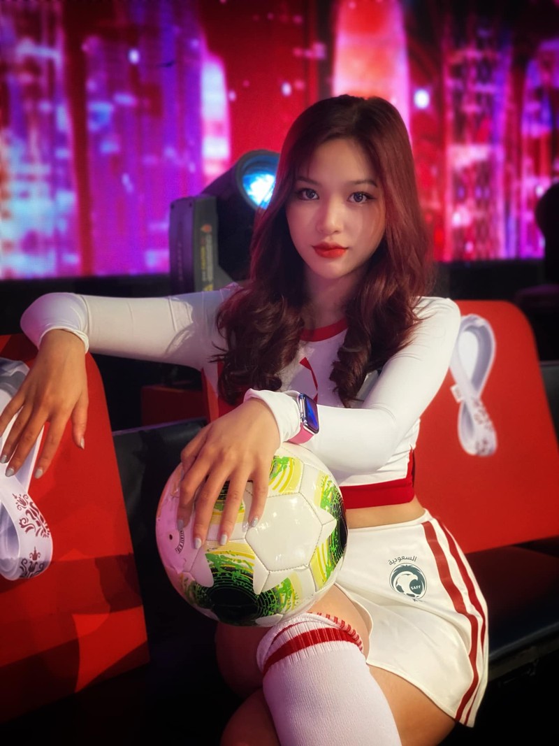 Hot girl Nong cung World Cup dai dien A Rap Xe Ut la ai?-Hinh-4