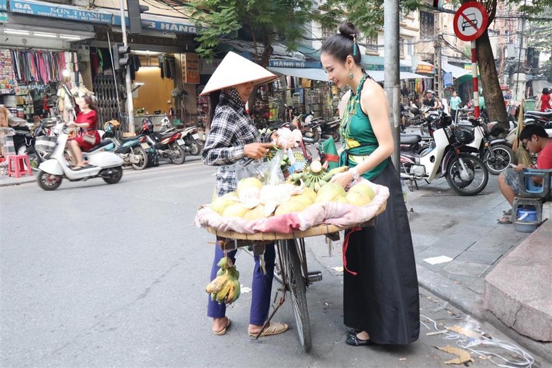 Angela Phuong Trinh gay tranh cai vi mac ao yem kem duyen-Hinh-10